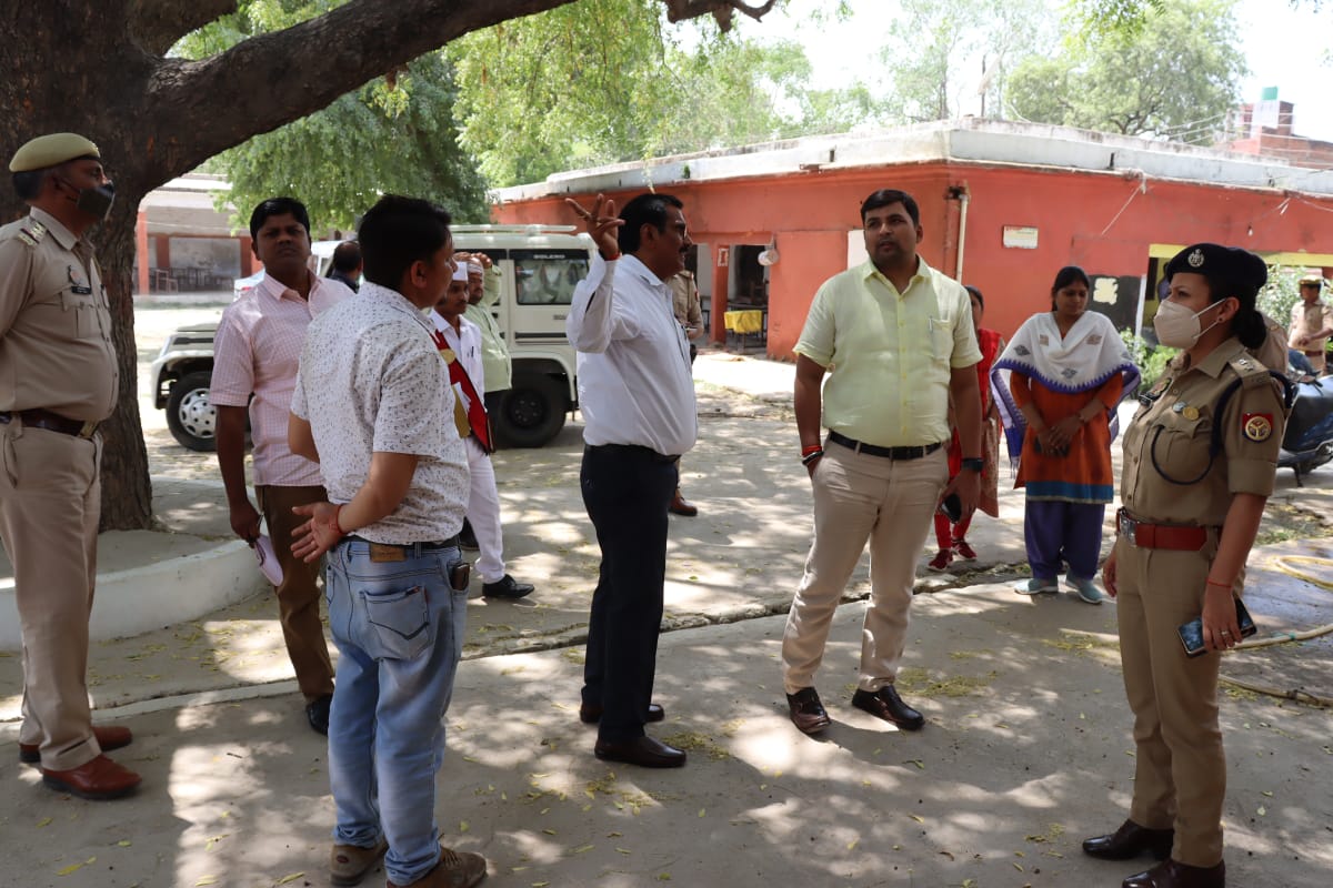 डीएम व एसपी ने आगामी निकाय चुनाव के दृष्टिगत नगर पंचायत राजापुर के अंतर्गत बूथों का निरीक्षण किया