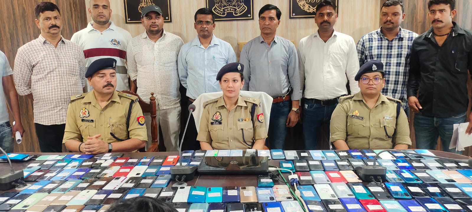 चित्रकूट पुलिस द्वारा लगभग 23 लाख रुपए के 151 गुमशुदा/खोए मोबाइल फोन बरामद किए