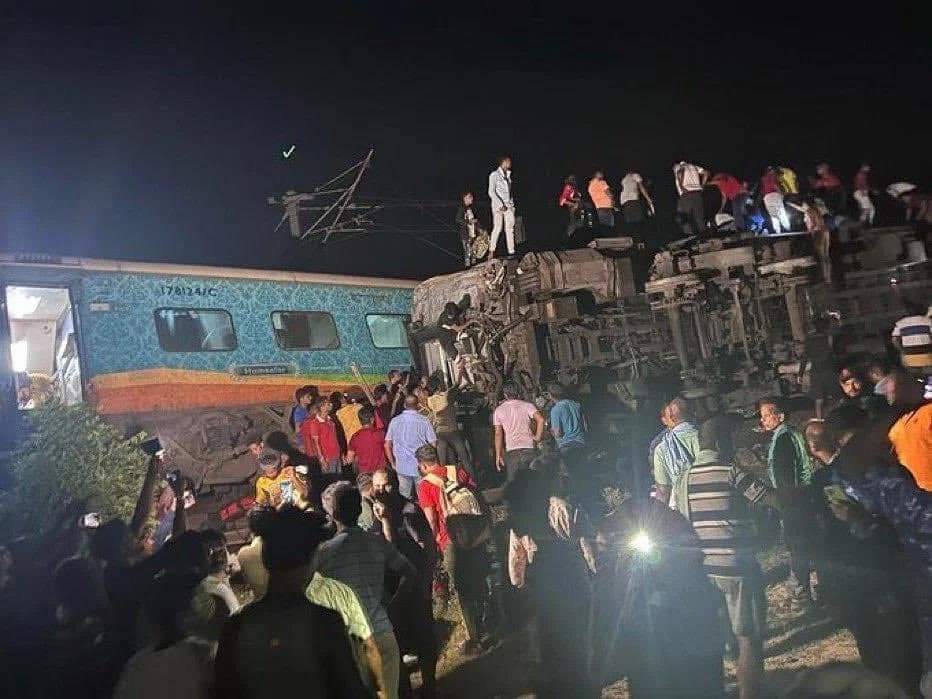 ओडिशा में बड़ा ट्रेन हादसा, मालगाड़ी से टकराई कोरोमंडल एक्सप्रेस, 100 से अधिक यात्रियों की मौत, 900 जख्मी