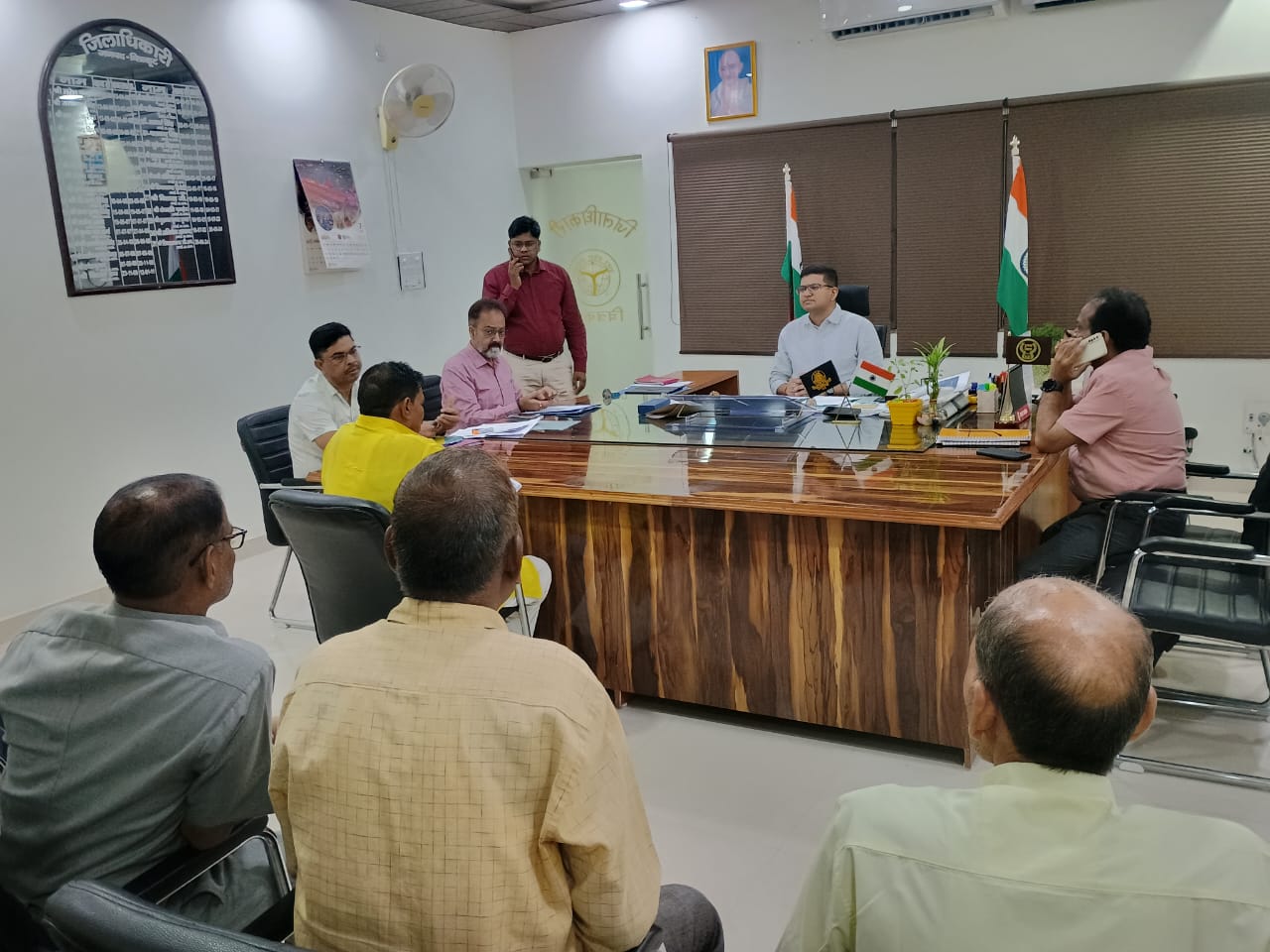 डीएम ने जनसुनुवाई के दौरान फरियादियों की समस्याओं का त्वरित निस्तारण करने के दिए आदेश