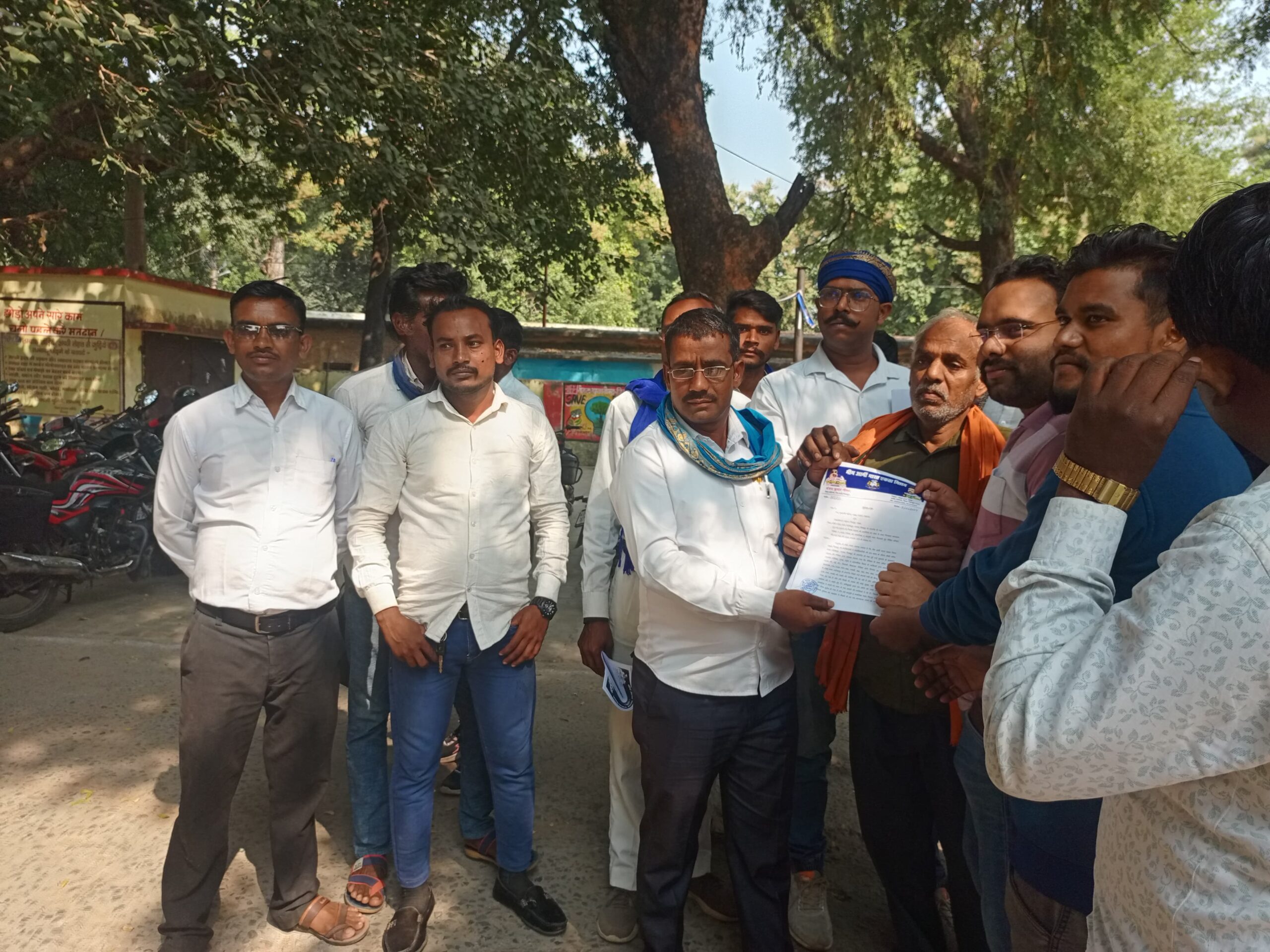 रेप पीड़िता को न्याय दिलाने की मांग कर भीम आर्मी ने CM को संबोधित ज्ञापन एसडीएम कर्वी को सौंपा