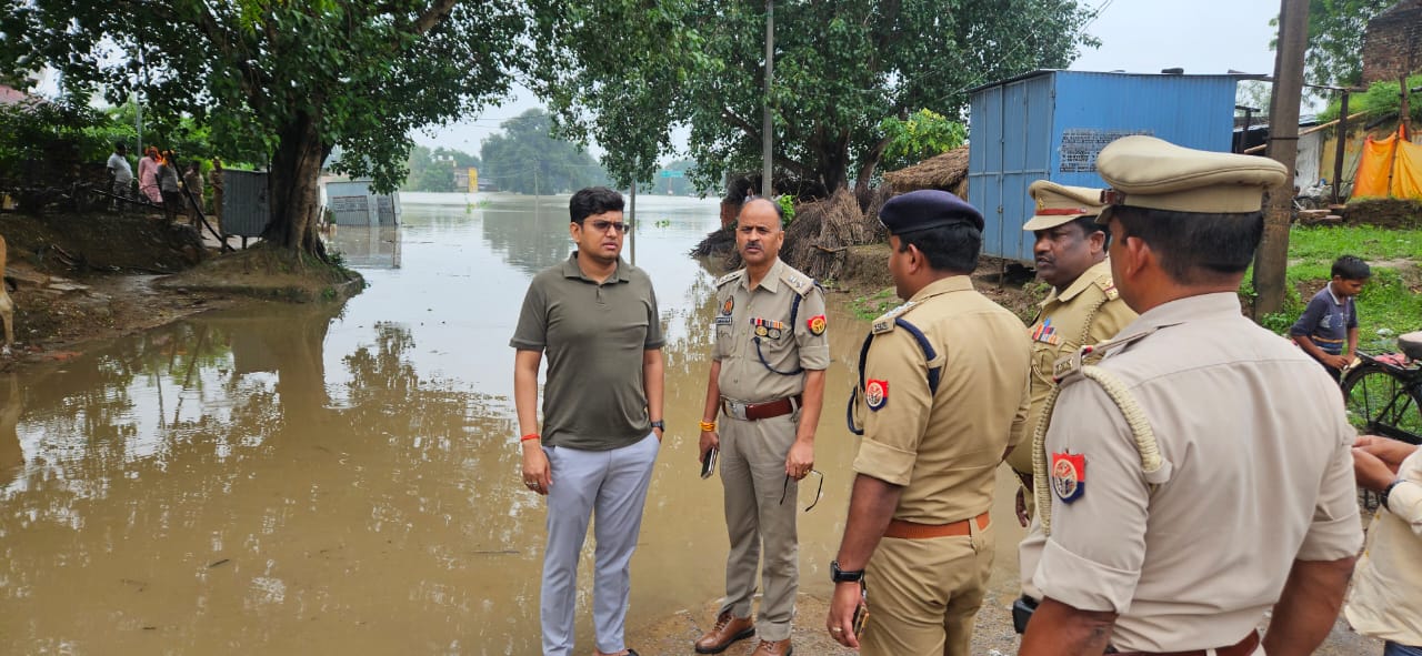 चित्रकूट में बाढ़ प्रभावित क्षेत्रों का डीएम,एसपी ने किया दौरा दिए आवश्यक निर्देश