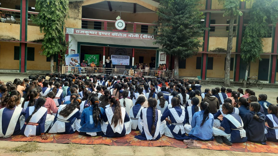 युवक-युवतियों ने एकजुट होकर डिजिटल हिंसा पर जताया विरोध