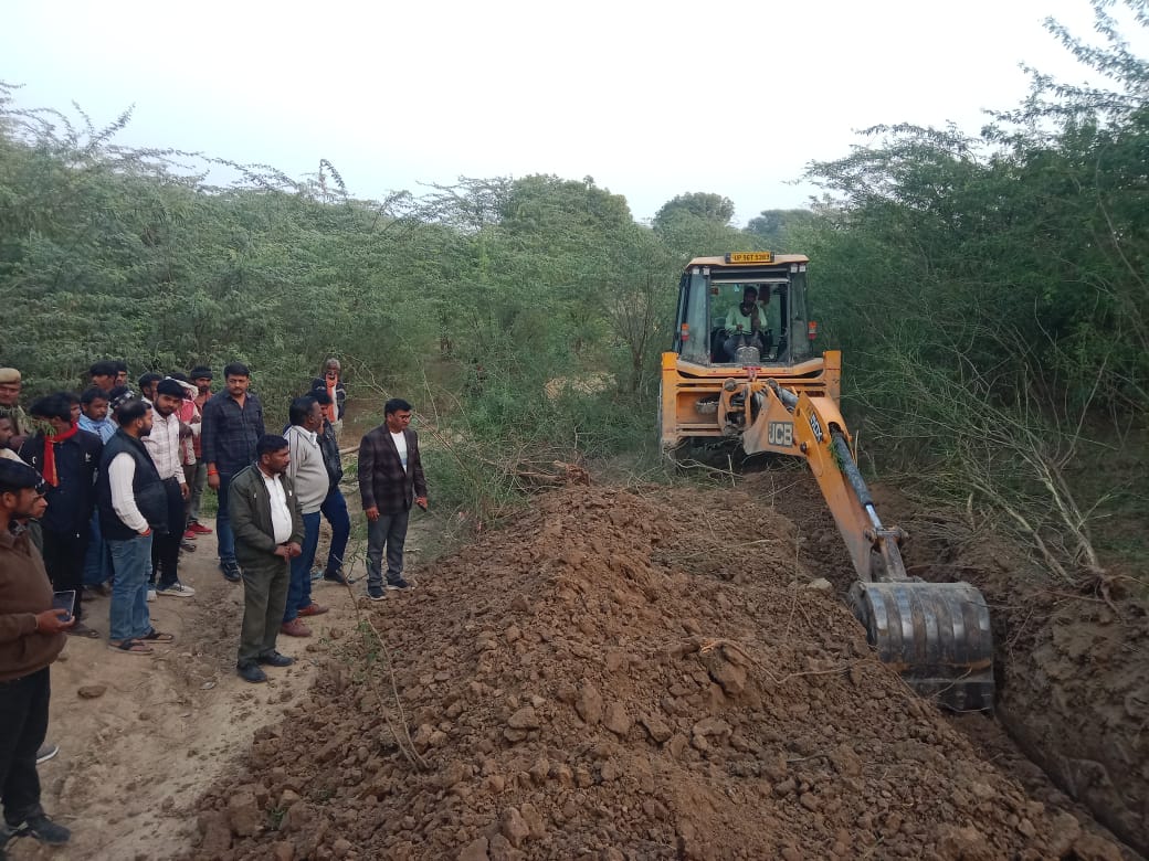 मऊ उप जिलाधिकारी ने जलभराव की समस्या का किया निदान