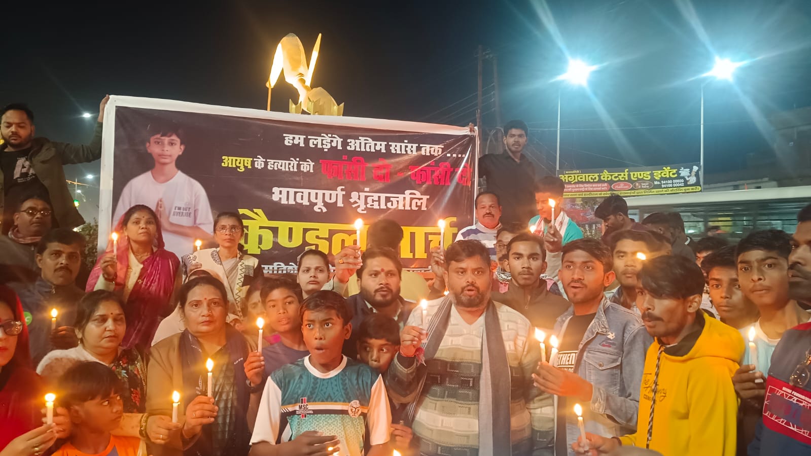 कैंडल मार्च निकाल व्यापारियों व आमजन ने किया विरोध प्रदर्शन, आयुष को दी श्रद्धांजलि