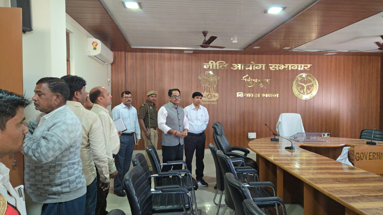 जिलाधिकारी ने किया विकास भवन का औचक निरीक्षण