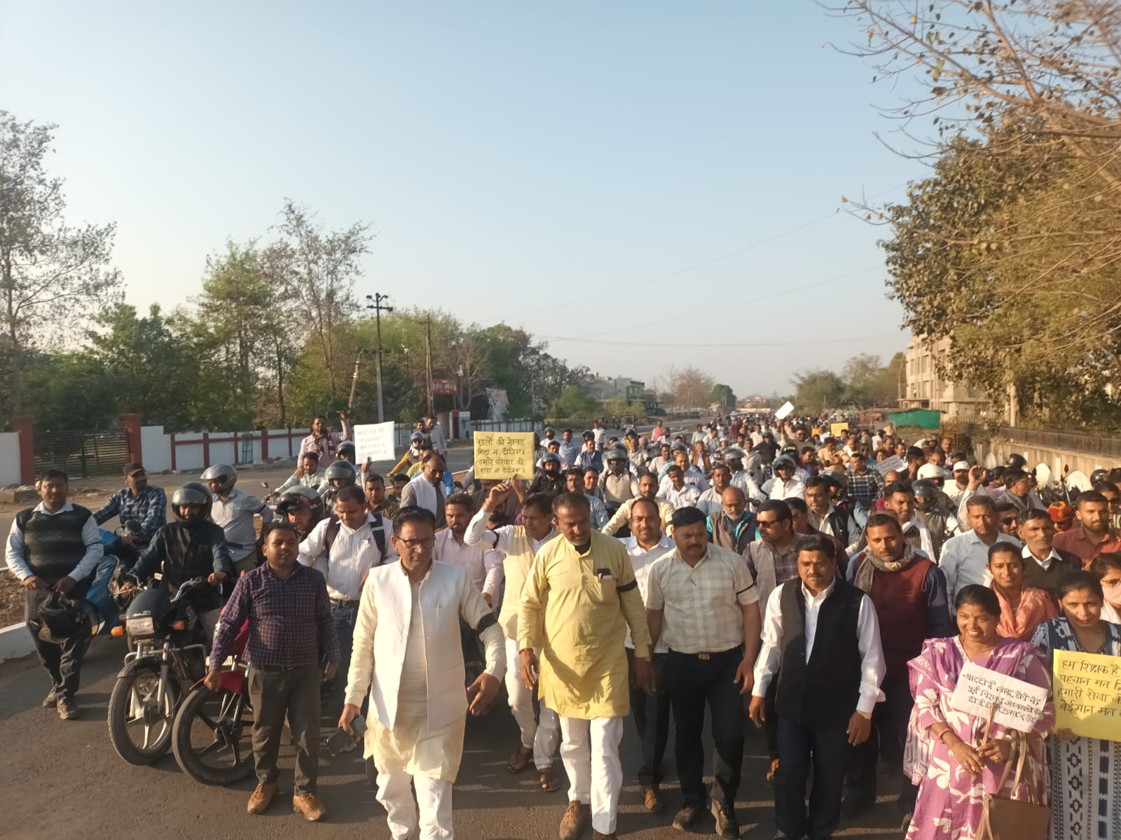 केंद्र सरकार संसद में कानून लाकर शिक्षकों को टेट की अनिवार्यता से करें मुक्त -अखिलेश पांडे