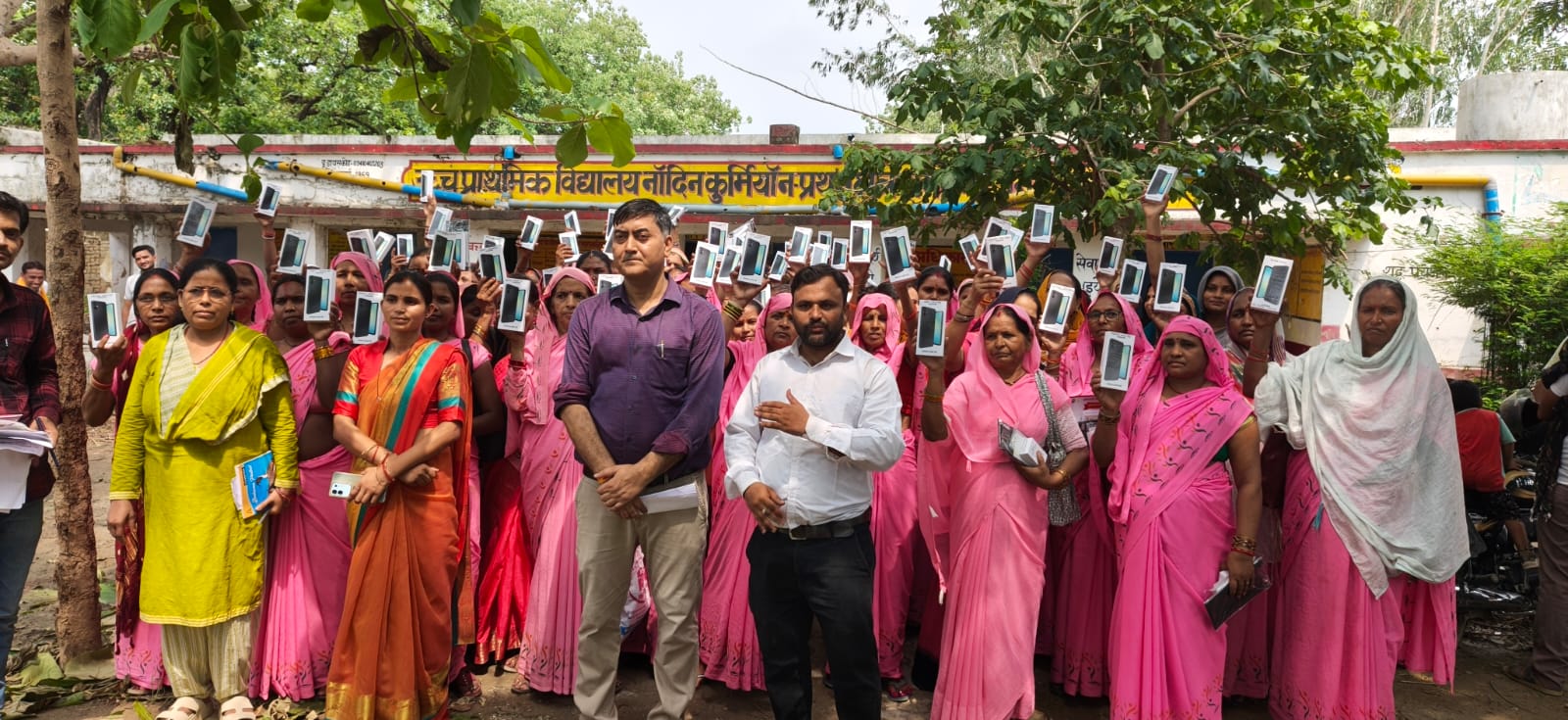 राष्ट्रीय पोषण मिशन के तहत 94 आंगनबाड़ी कार्यकत्रियों को सेमसग के निःशुल्क स्मार्टफोन वितरित