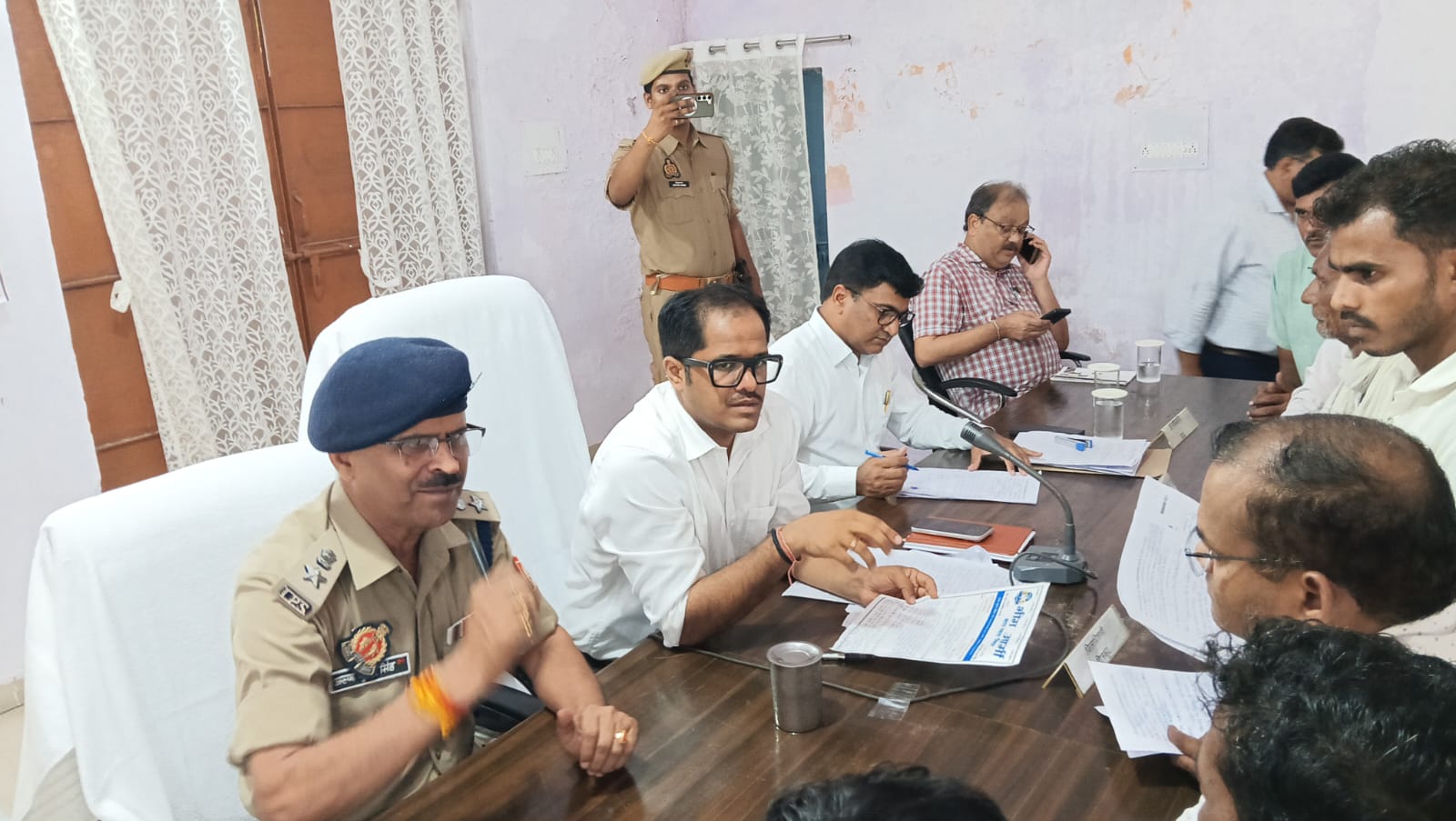 मऊ तहसील में जिलाधिकारी की अध्यक्षता में व पुलिस अधीक्षक की उपस्थिति में ‘सम्पूर्ण समाधान दिवस’ संपन्न