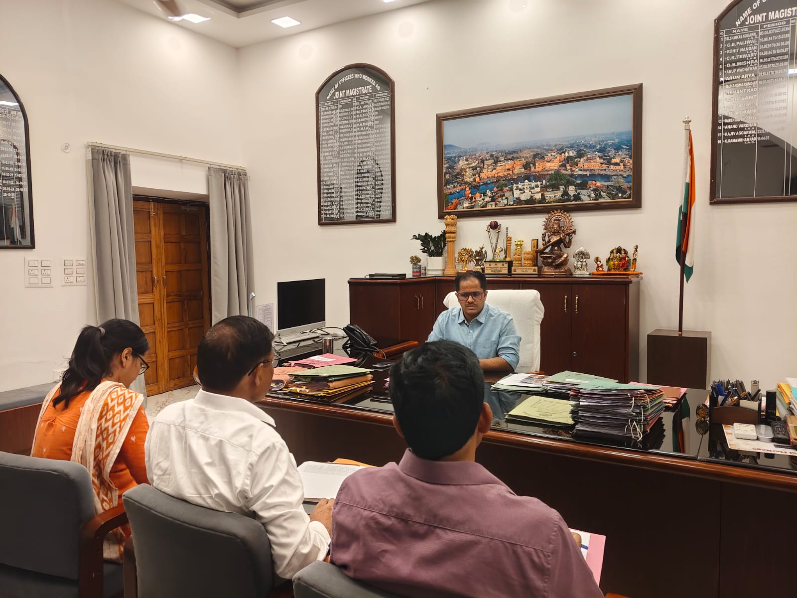 लेखपालों की समस्याओं के समाधान के लिए हर माह होगी बैठक_ डीएम